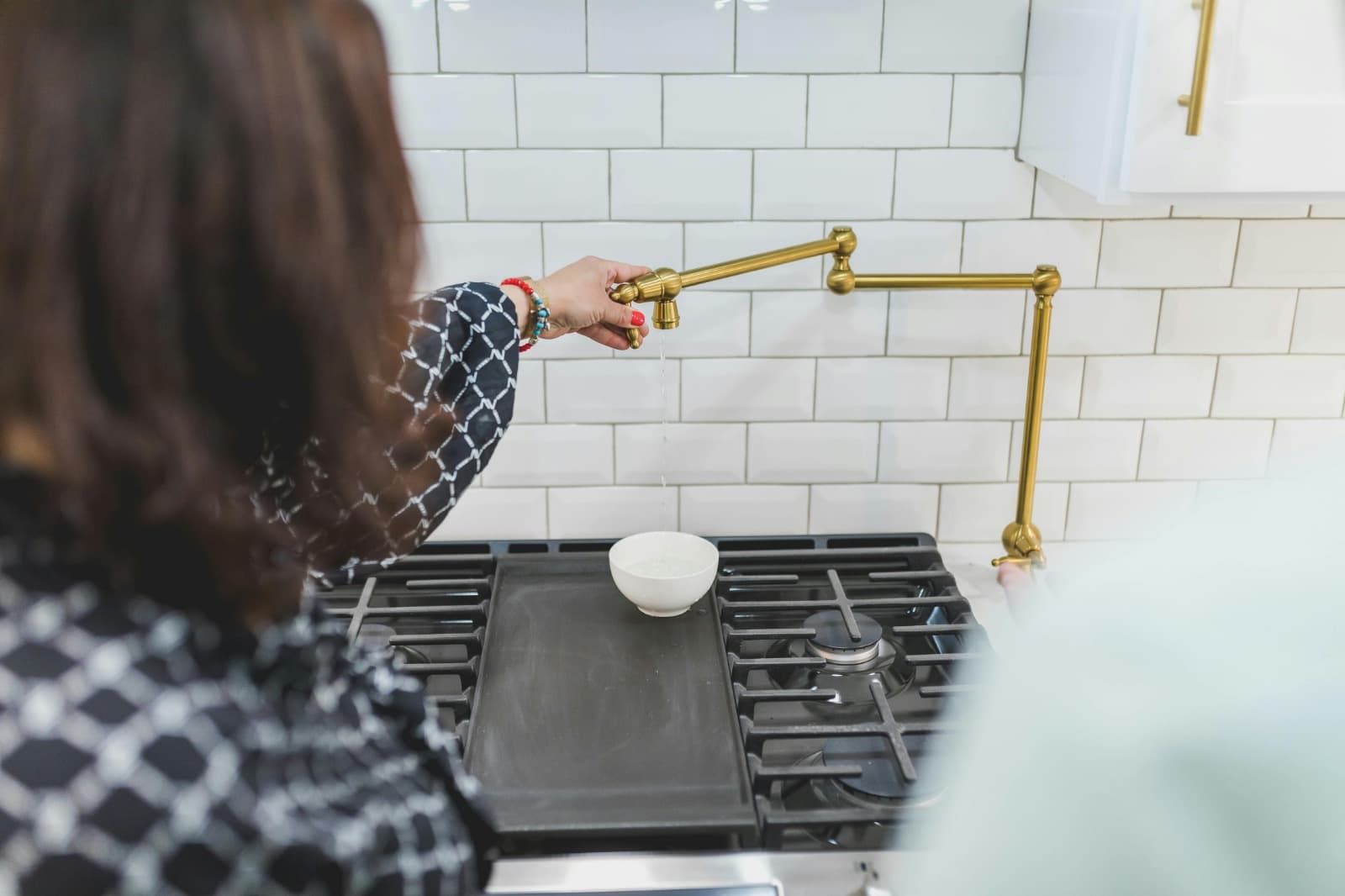 Get Sparkling Floors and Walls with Kitchen Deep Cleaning Dubai