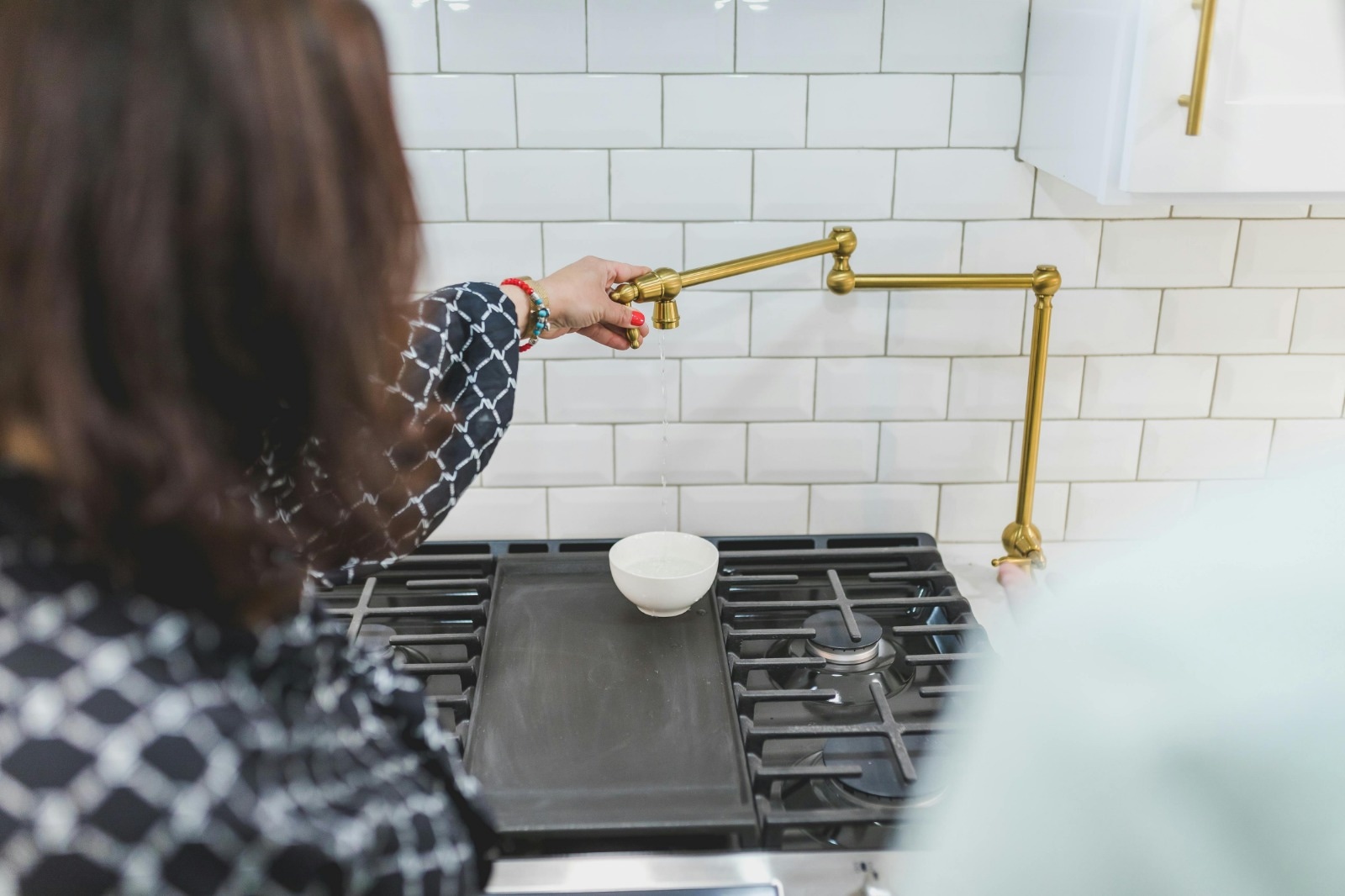 Get Sparkling Floors and Walls with Kitchen Deep Cleaning Dubai