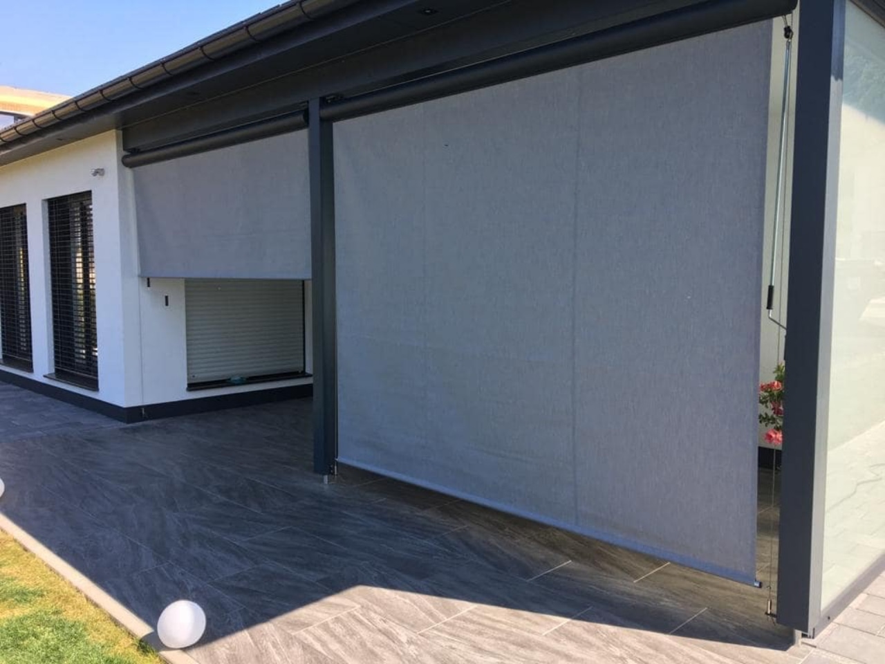 Senkrechtmarkise kombiniert Design und Funktion von ADA-Wintergarten